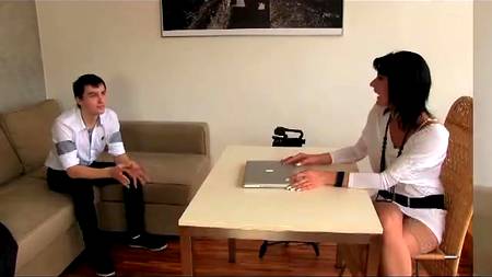 Сочная шлюха собеседует жеребца