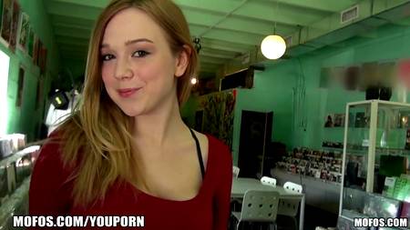 Скромница удовлетворяет себя вибратором