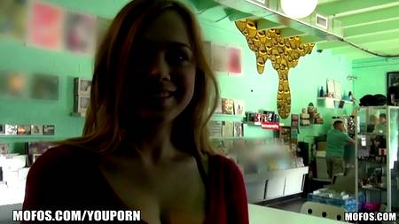 Скромница удовлетворяет себя вибратором