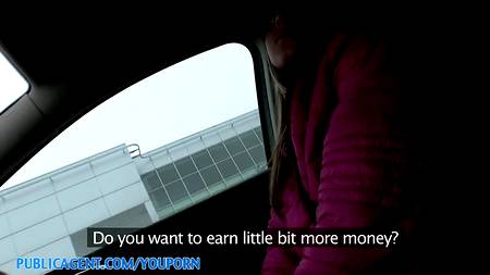 Турист расслабился в автомобиле с проходящей мимо девушкой