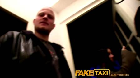 Супруги трахатся при таксисте