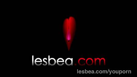 Три сексуальные лесбы развлекаются на диванчике