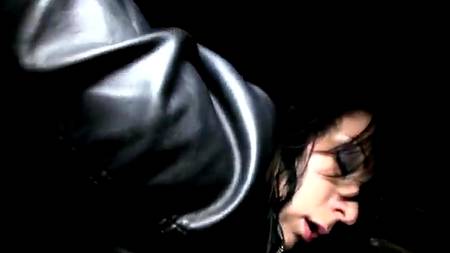 Страстная брюнетка подверглась профессиональному пикапу