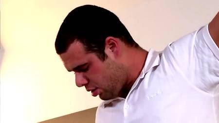 Симпатичная блондинка охотно отдалась двум возбужденным ухажера