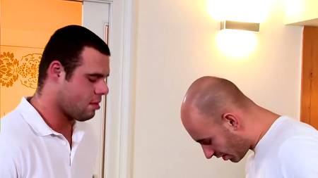 Симпатичная блондинка охотно отдалась двум возбужденным ухажера