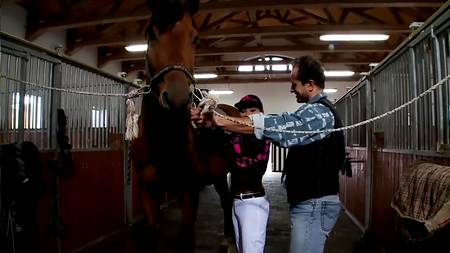 Конюх оседлал сексапильную кобылку