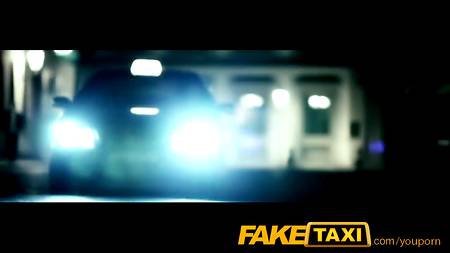 Таксист с рыжей, фигуристой девкой