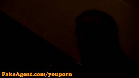 Парень с камерой в руках встретил в подъезде привлекательную девушку