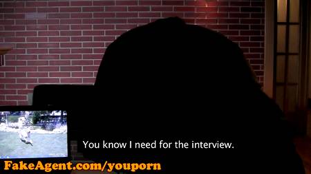 Парень с камерой в руках встретил в подъезде привлекательную девушку