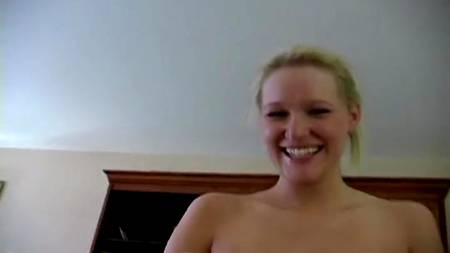 Симпатичная блондинка сосет своему другу