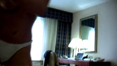 Симпатичная блондинка сосет своему другу