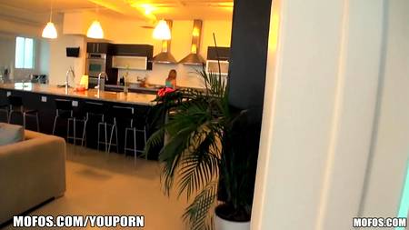 Девка раскрутила парня снять видео любительского траха