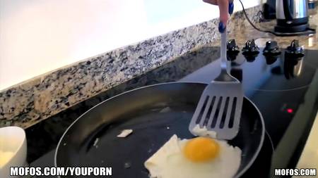 Девка раскрутила парня снять видео любительского траха