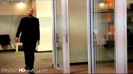 Начальник оттрахал в попу секретаршу и наградил ее камшотом