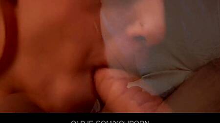 Рыженькая худышка ублажает старика, отдаваясь в киску