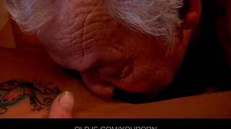 Рыженькая худышка ублажает старика, отдаваясь в киску