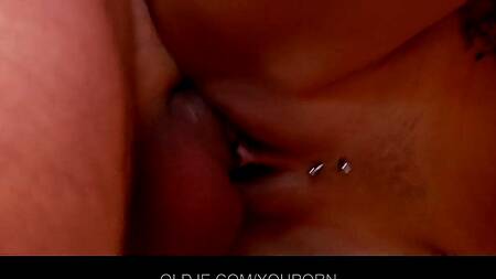 Рыженькая худышка ублажает старика, отдаваясь в киску