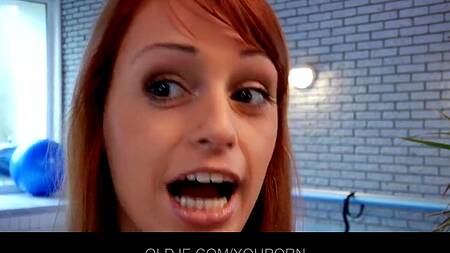 Рыженькая худышка ублажает старика, отдаваясь в киску