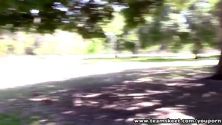 Молодые снимают домашнее порно в разных публичных местах