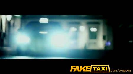 Брюнетка расплатилась сексом за такси