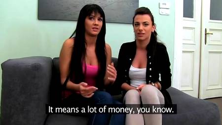 Подруга сбежала, а вот брюнетку удалось трахнуть