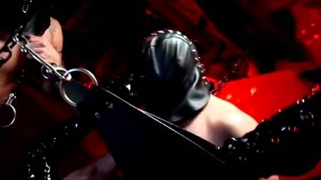 Рабы делают все для сладких дырок своей госпожи