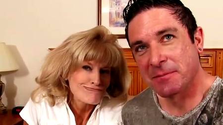 Насиликоненная тетка со своим любовником