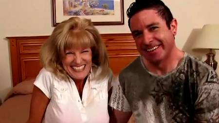 Насиликоненная тетка со своим любовником