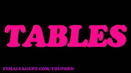 Продюсерша соблазнила сексуальную блондинку