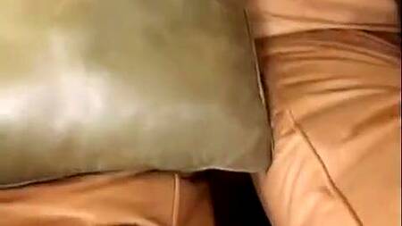 Ненасытная азиатка в возрасте балдеет от двойного проникновения