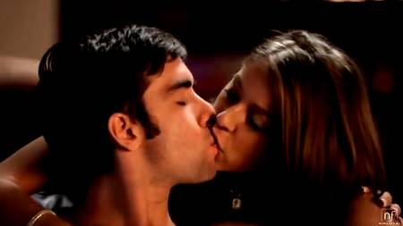 Жена отвлекает мужа от телика своим роскошным телом