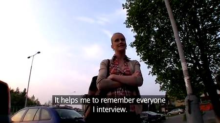 Очкастая фея отдается на столе