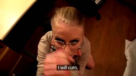 Очкастая фея отдается на столе