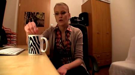 Очкастая фея отдается на столе