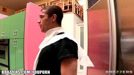 Ухоженная дамочка совратила молодого паренька