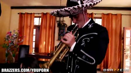 Двое мексиканцев в сомбреро ебут горячею девицу