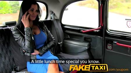 Таксисту повезло покувыркаться с грудастой брюнеткой