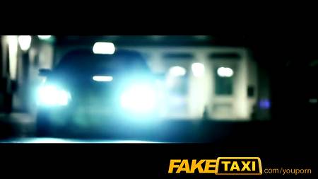 Сладкая блондинка развратно трахается в такси