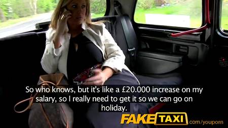 Сладкая блондинка развратно трахается в такси