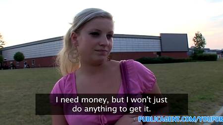 Толстая девушка трахается с пикапером прямо на улице