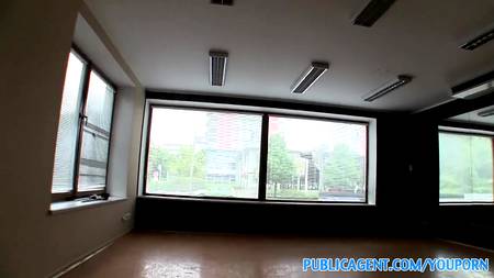 Девушка-риэлтор трахается за деньги