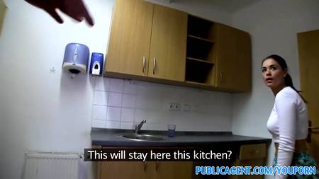 Девушка-риэлтор трахается за деньги