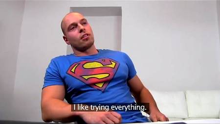 Красавица испытывает сексуальные возможности качка