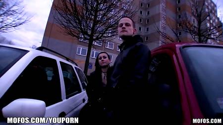 Темноволосая девушка сняла трусики ради любвеобильного пикапера