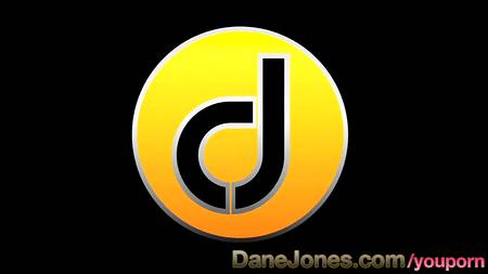 Очкастый программер расслабляется с молодой девкой