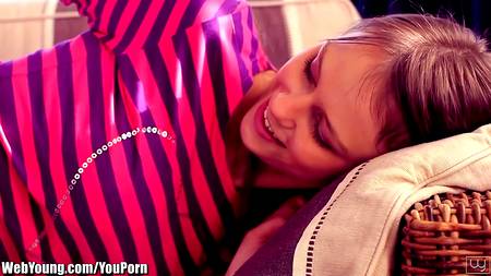 Девушка скрасила свой день мастурбируя киску