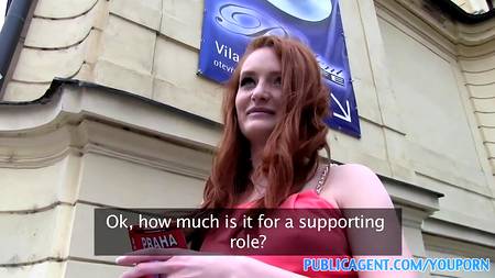 Рыжая телка трахается на парковке