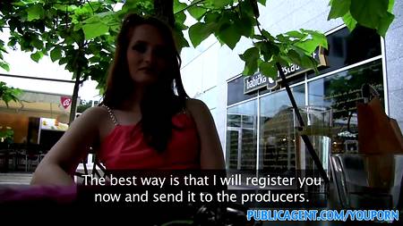 Рыжая телка трахается на парковке