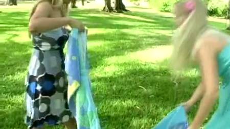 Девчонки устроили разврат на глазах у всего города