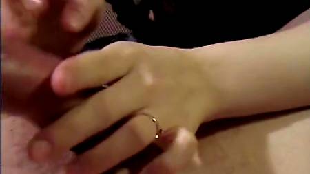 Жена дрочит мужу